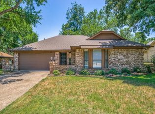 116 Shady Oaks Dr, Burleson, TX 76028