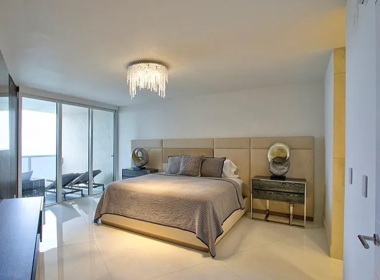 18911 Collins Ave — Photo 4