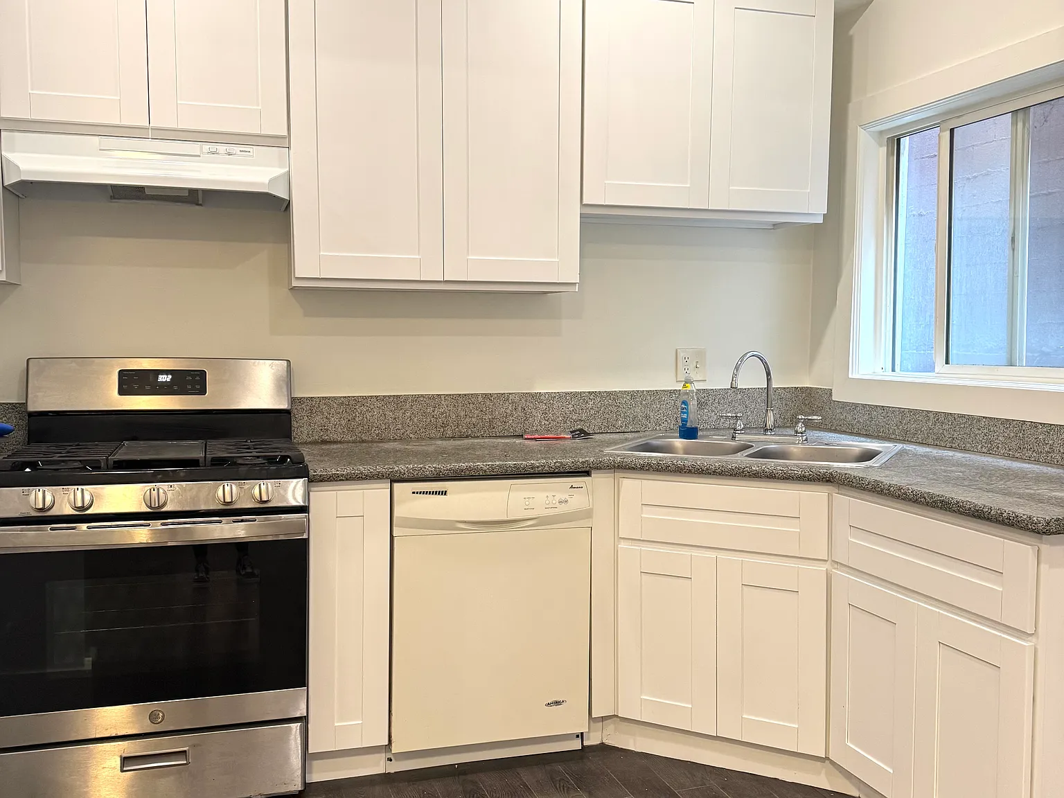 Studio, 600 sqft, $1,739 — Photo 3