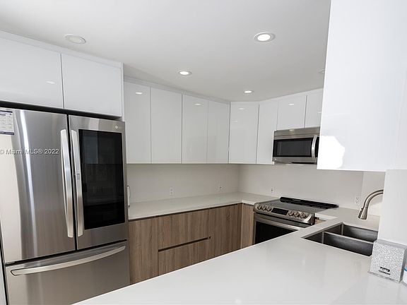 3rd image of 100 Bayview Dr APT 628