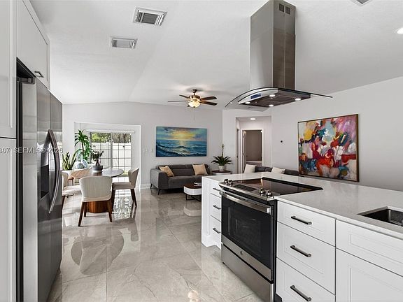 3rd image of 31 Bentwater Cir