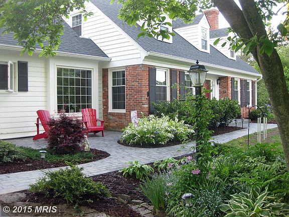 Inviting walkway and front patio