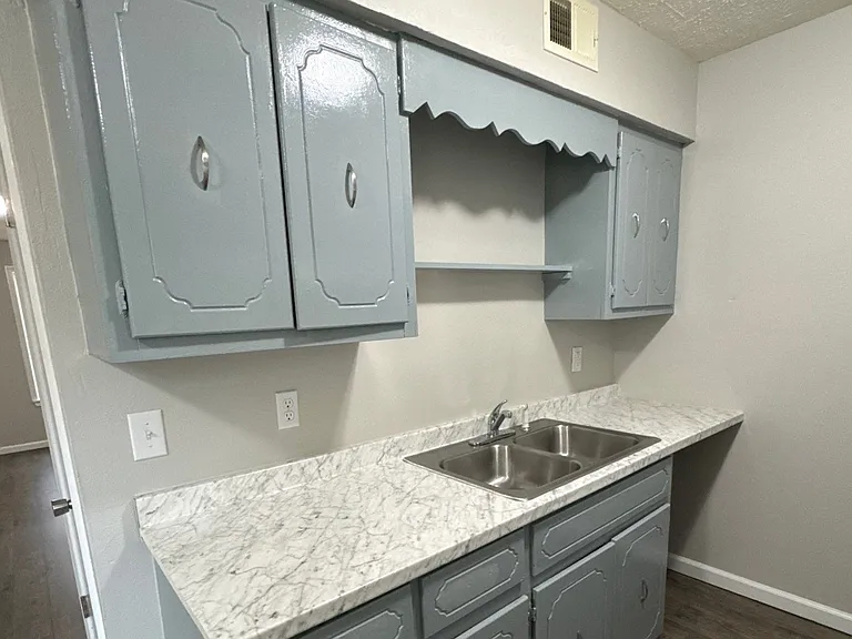 196 Greenfield Dr #7 — Photo 3
