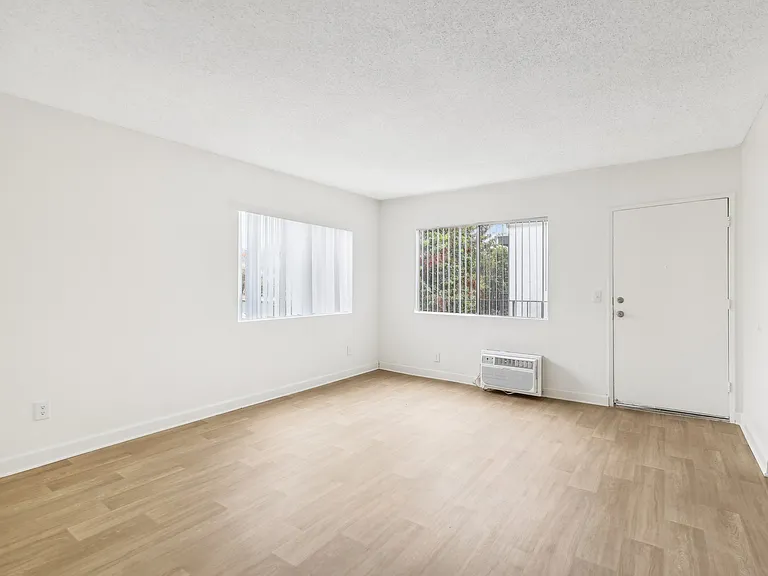 Valle at 9209 Kenwood — Photo 9