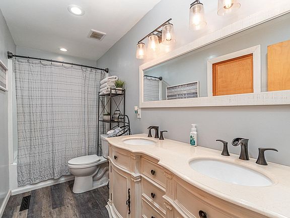 3rd image of 3019 Shreeve St