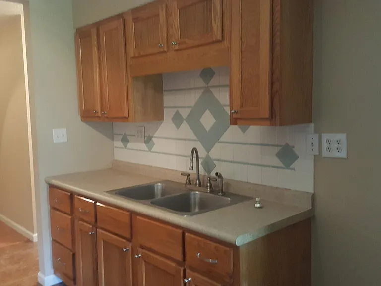 426 Parliament Rd — Photo 3