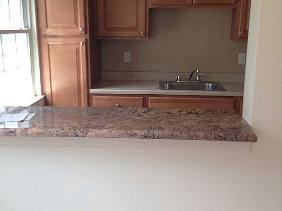 4th image of 185 Gold St APT B