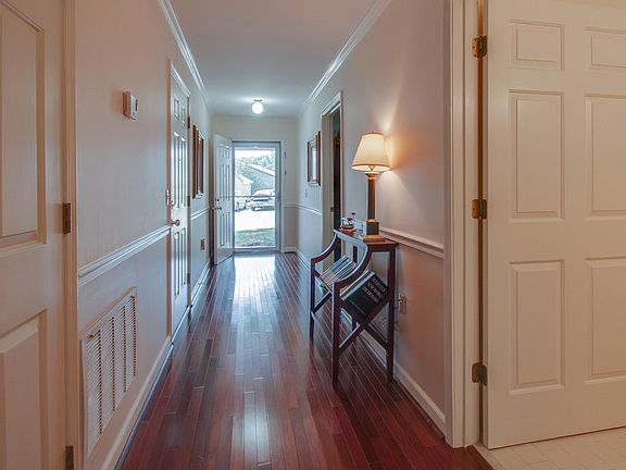 5th image of 412 Siena Dr