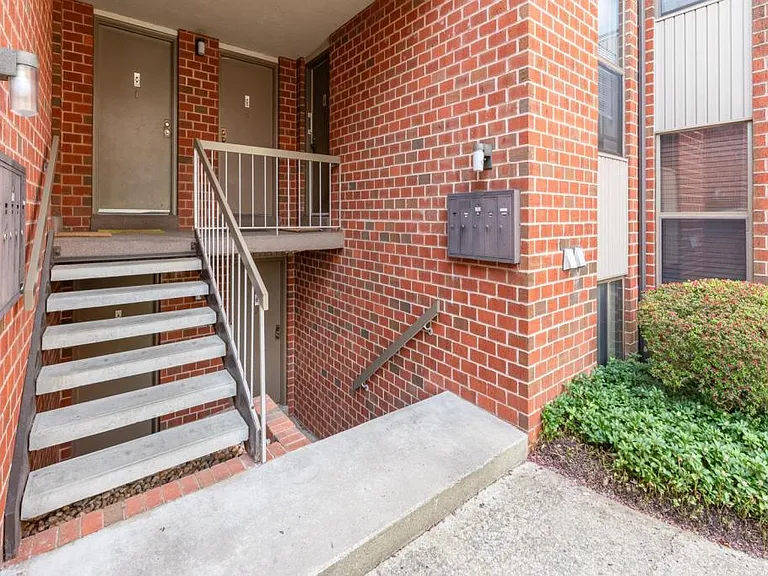 1210 Hampton Hill Ct #H — Photo 2