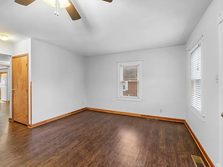 223 Daisy Ave — Photo 6