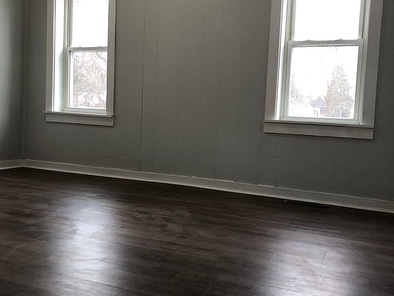 4th image of 206 W Main St