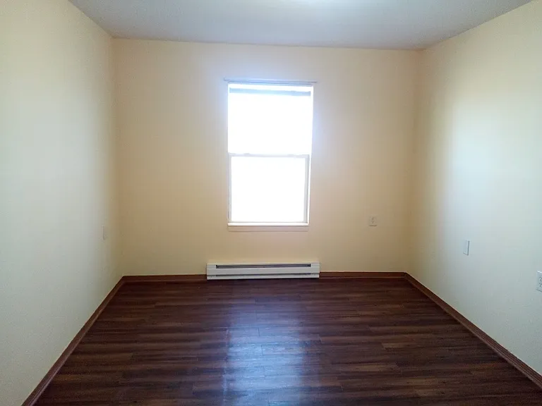 New Eastlawn Apartments — Photo 9