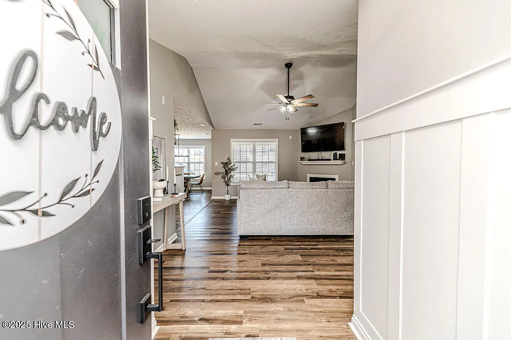 3 bed, 2.0 bath, 1374 sqft, $2,000 — Photo 3
