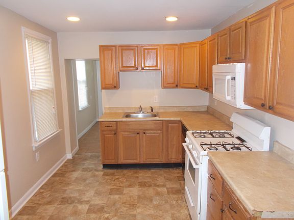 4th image of 913 Linden St