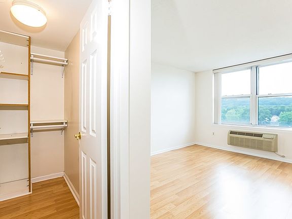 Bedroom with Walk-in Closet