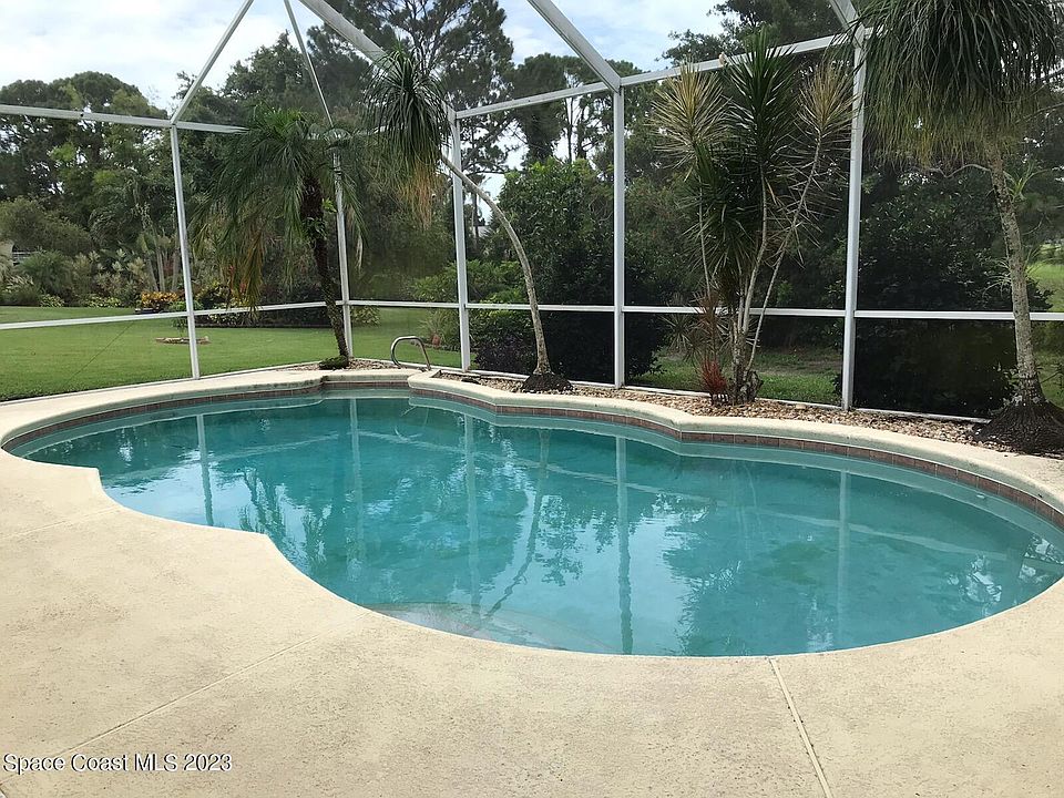 2nd image of 817 Suntree Woods Dr