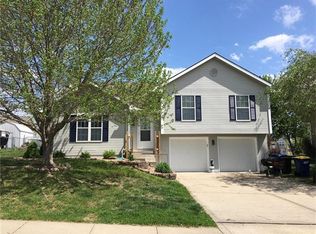 910 Paradise Ln, Smithville, MO 64089
