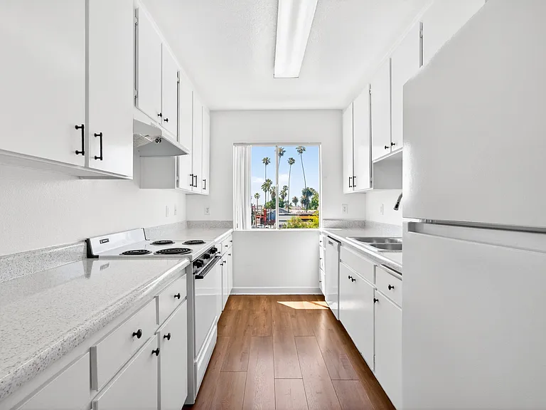 Serrano Apartments — Photo 14