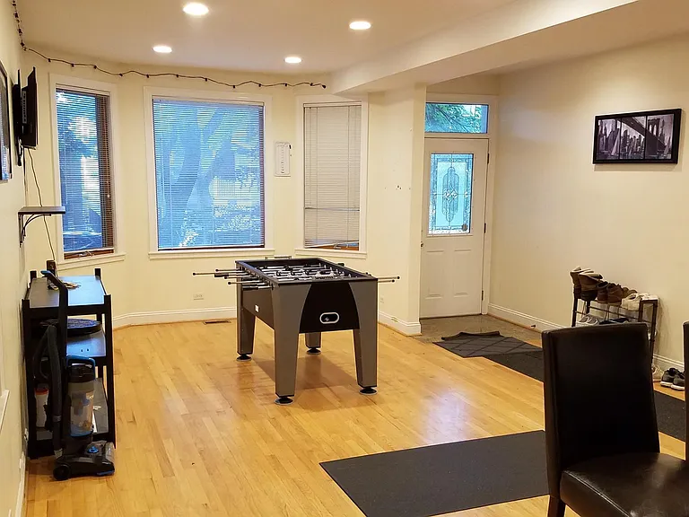 1522 W Nelson St #1 — Photo 2