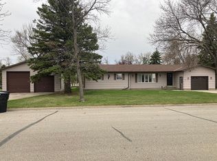720 Elm Ave, Oakes, ND 58474