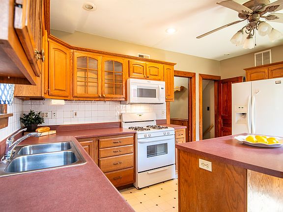 2nd image of 2739 Burden St