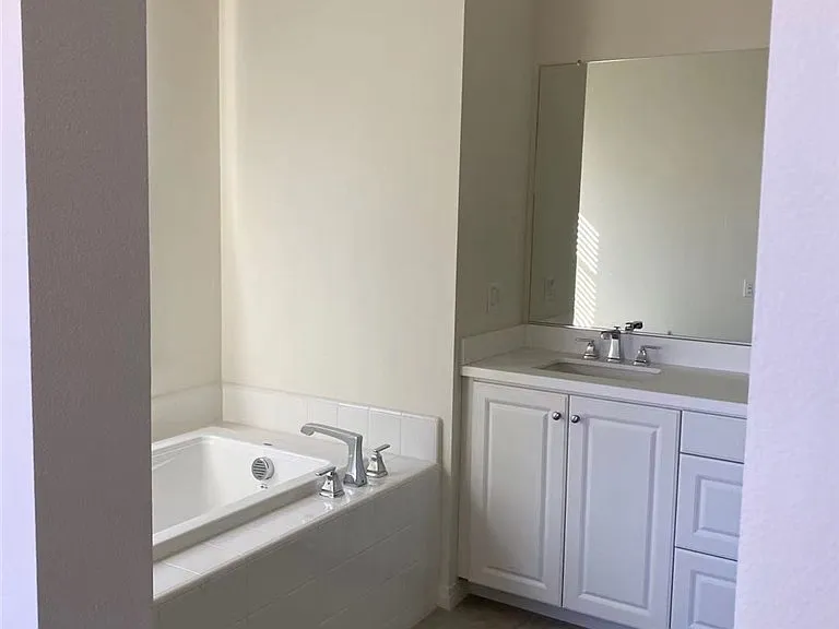 105 Henson — Photo 11