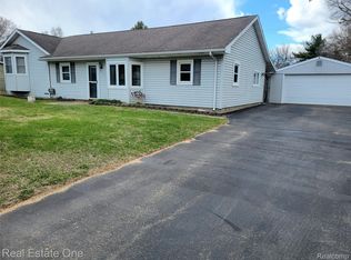 5415 Pine Knob Ln, Clarkston, MI 48346
