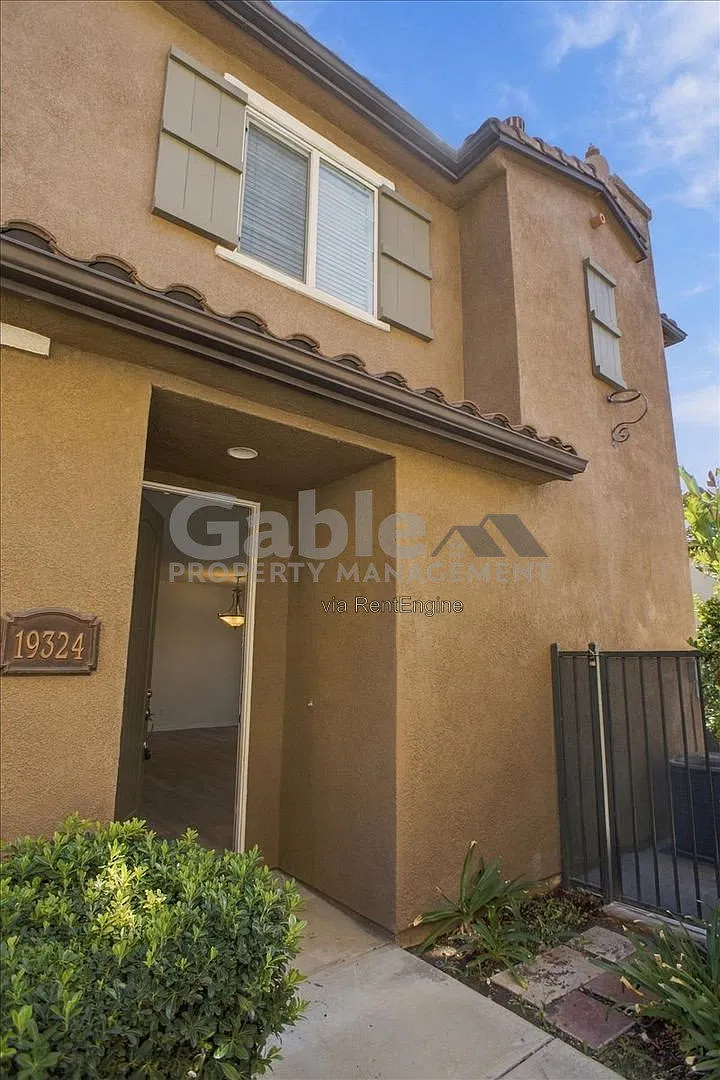3 bed, 3.0 bath, 1710 sqft, $3,350 — Photo 2