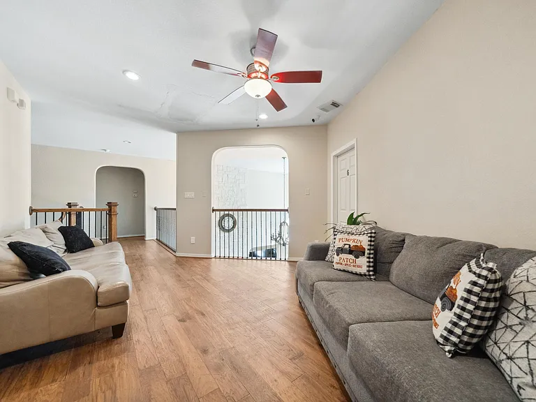Room secluded to right with no Padmates on either side of walls