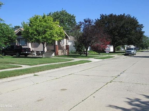 2nd image of 22021 Oakwood Ave