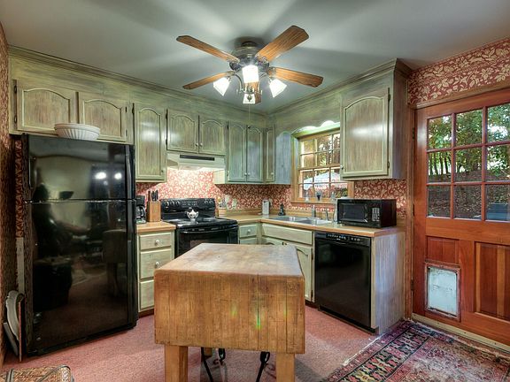 Open kithchen offers easy access to Dining area or Deck.