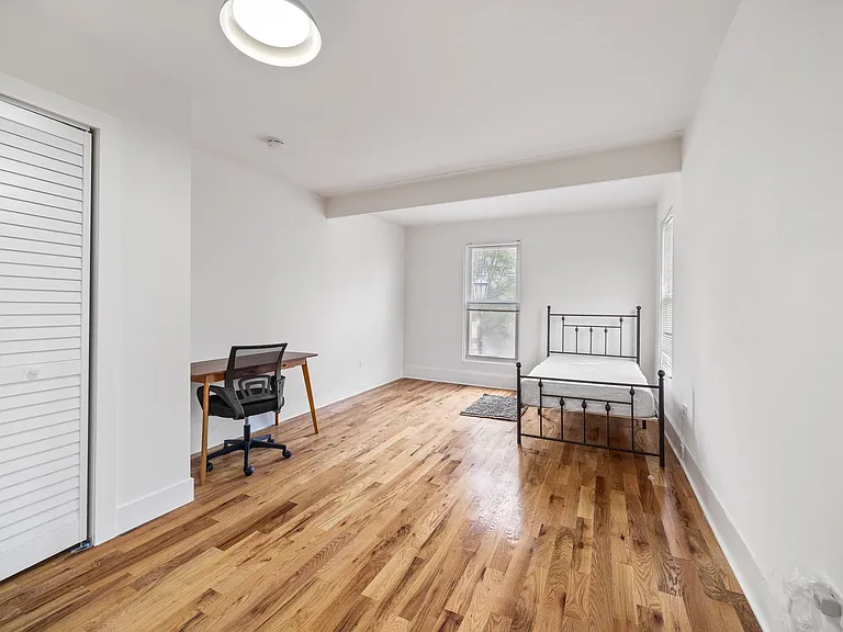 1000 Foster St #1 — Photo 6
