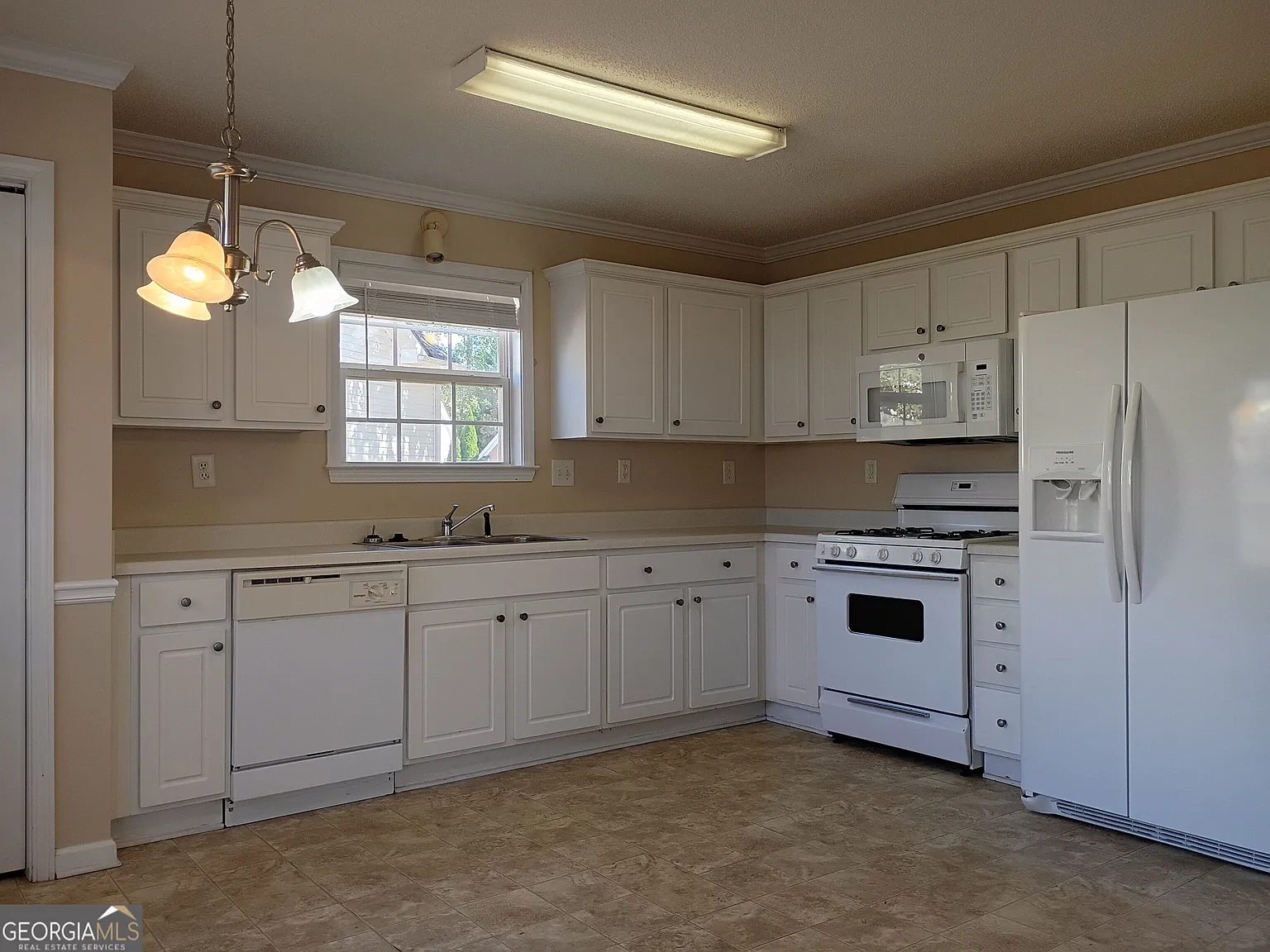 4 bed, 2.5 bath, 1704 sqft, $1,850 — Photo 4