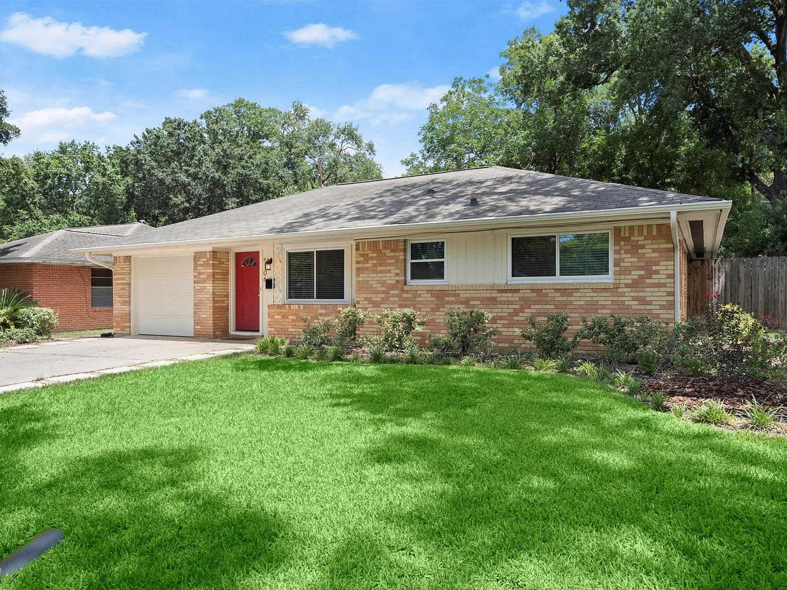 3 bed, 1.0 bath, 1184 sqft, $2,045 — Photo 4