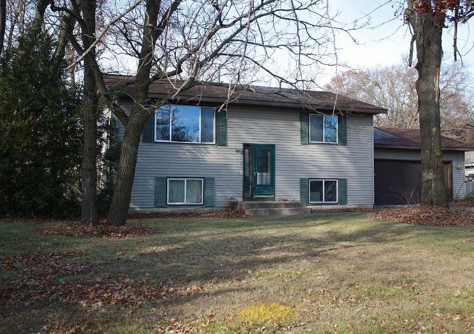 2nd image of 805 Railroad Ave NE