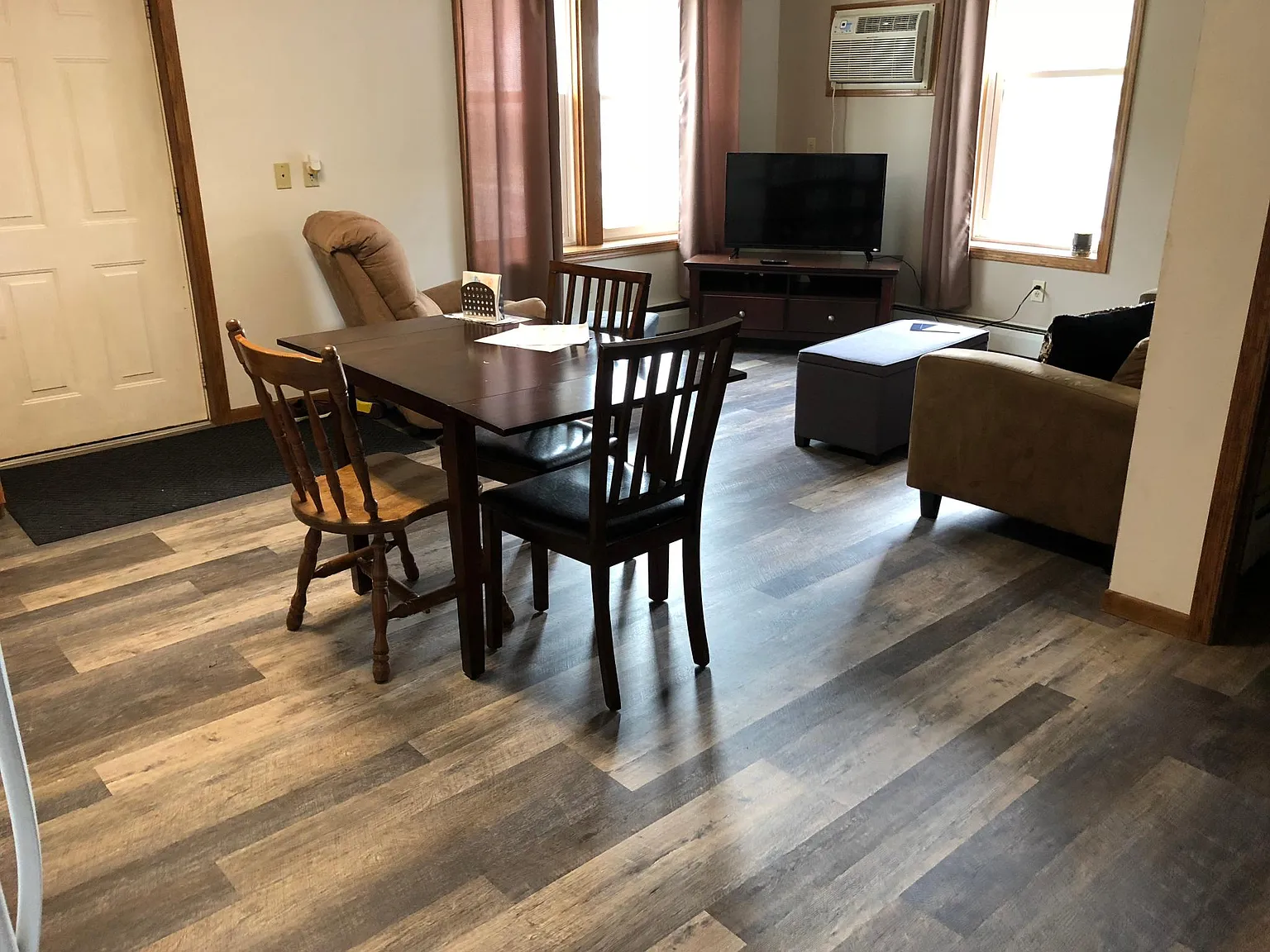 451 W Wabasha St — Photo 2