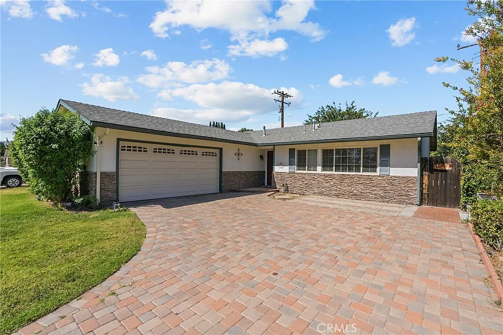 3 bed, 1205 sqft, $3,850 — Photo 1