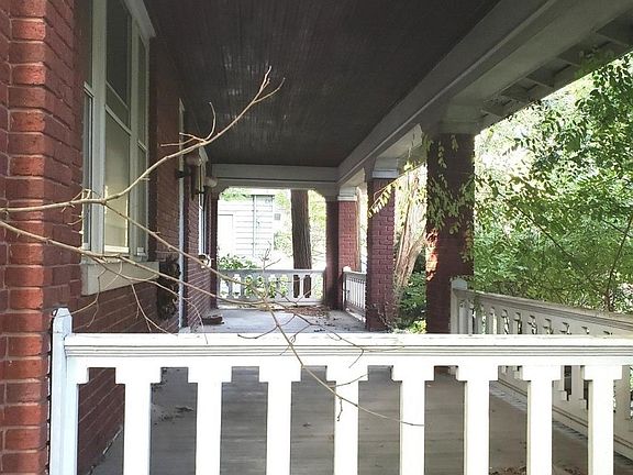 4th image of 163 Bassett Ave