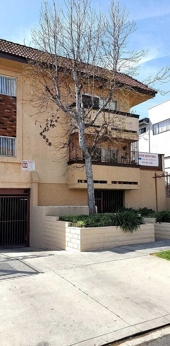 4916 Rosewood Ave — Photo 1