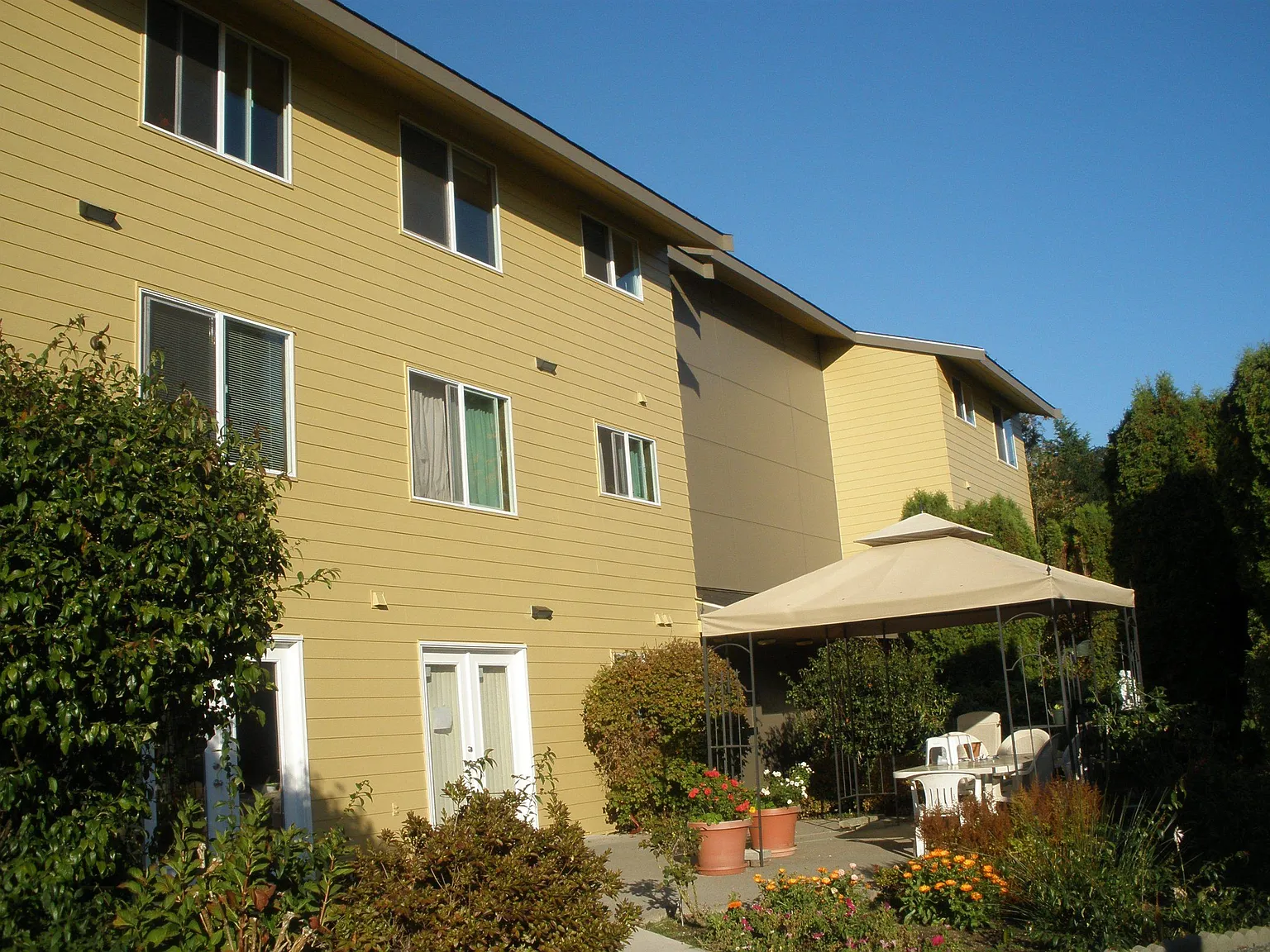 Kirkland Plaza — Photo 3