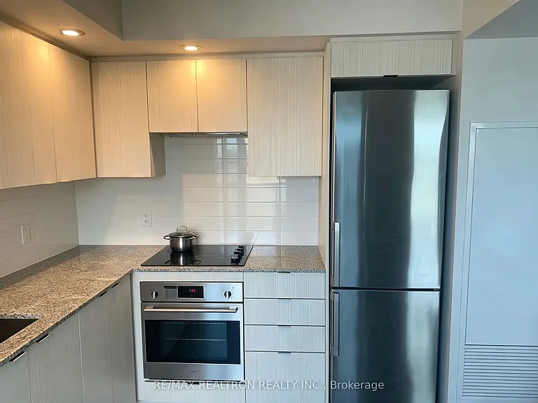 225 Village Green Sq #609 — Photo 2