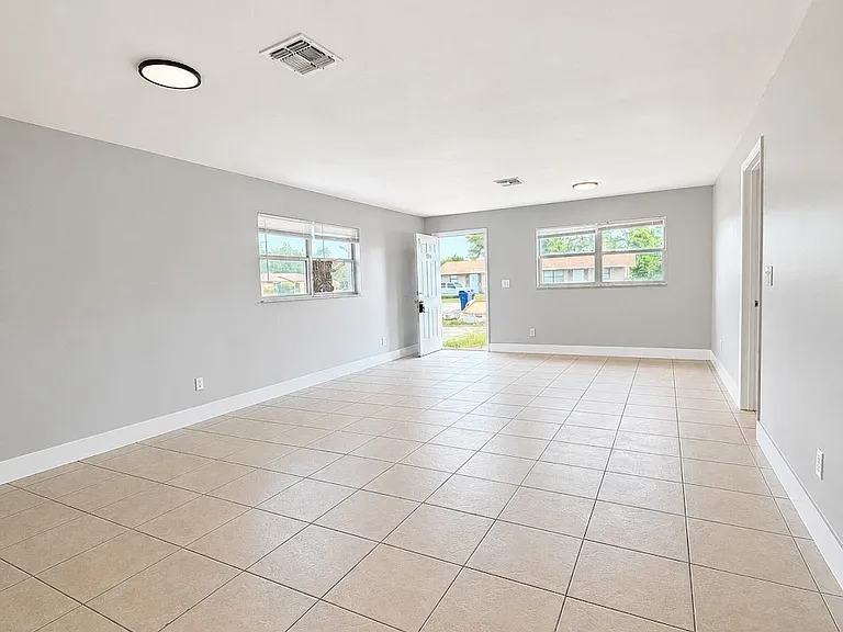 1572 Cypress Dr — Photo 2