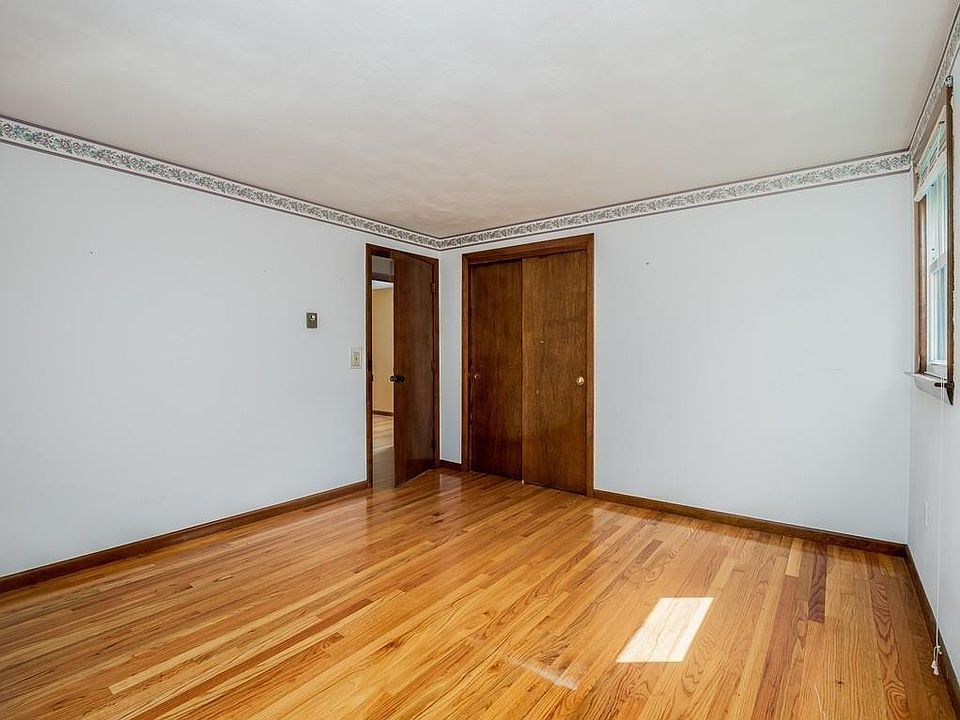 2nd image of 13 Pinecroft Ave