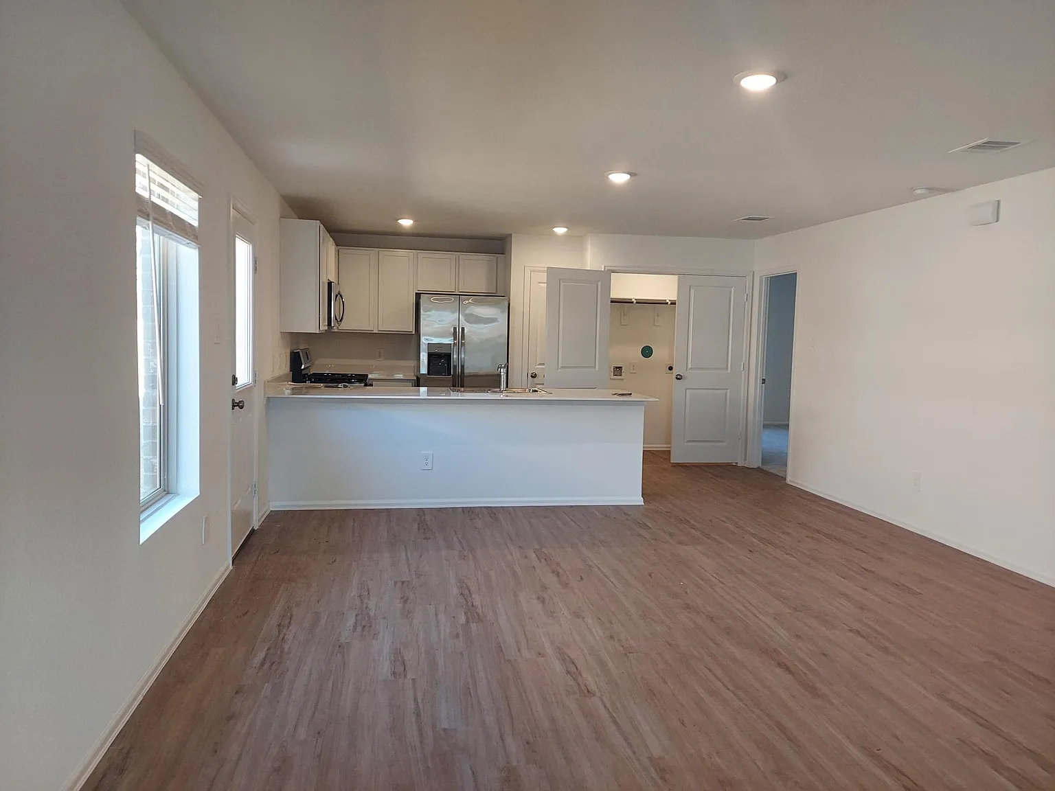 3 bed, 1311 sqft, $1,700 — Photo 2