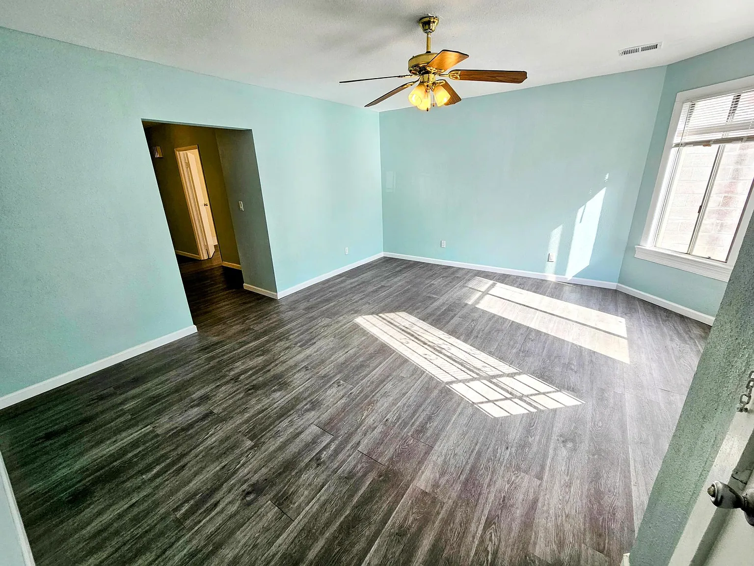 3 bed, 1.5 bath, 1200 sqft, $3,100 — Photo 3