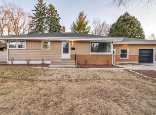 737 W Riverview Dr, Glendale, WI 53209