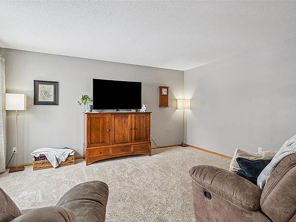 5th image of 3490 Whitehall Ave