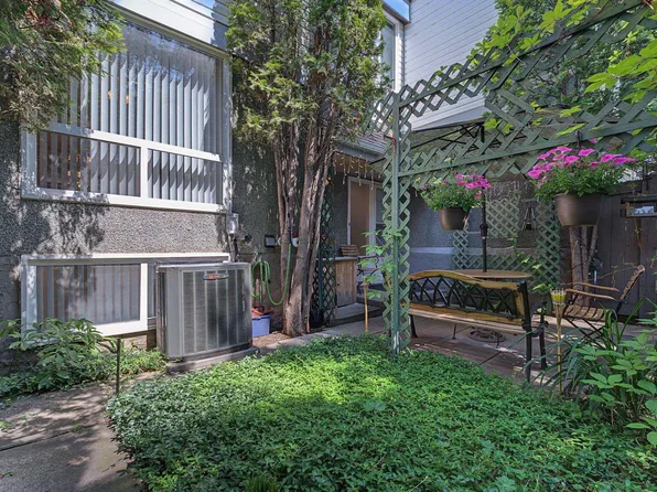 895 Erin Pl NW, Edmonton, AB T5T 1M6