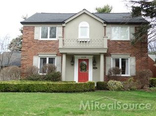 1170 N Oxford Rd, Grosse Pointe Woods, MI 48236