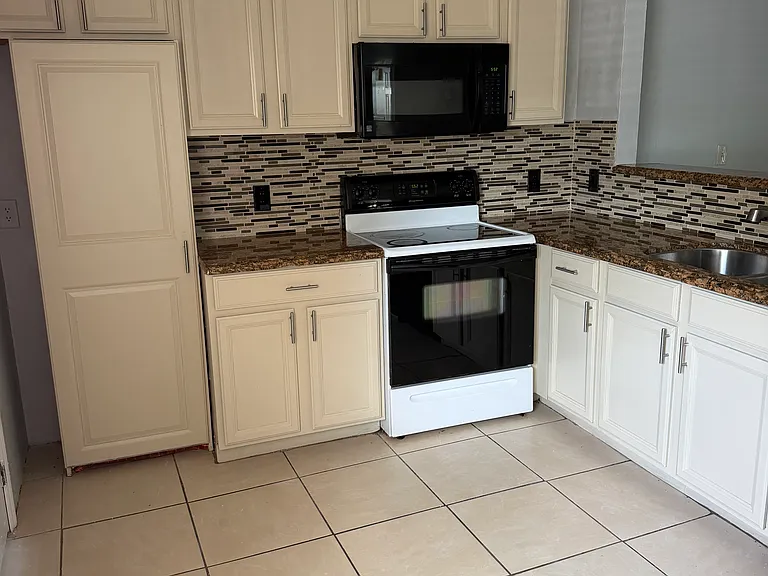 437 Cart Ct — Photo 11
